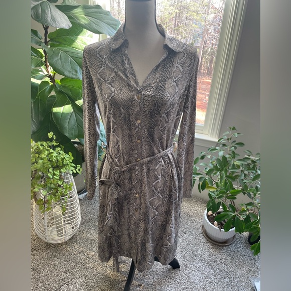 Banana Republic Dresses & Skirts - Banana Republic woman’s dress in size M in gently used condition